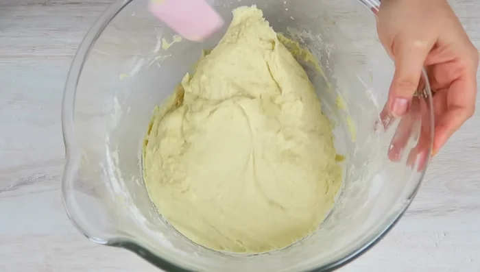 Teig abgedeckt ca. 45 Minuten gehen lassen, bis er sich verdoppelt hat.