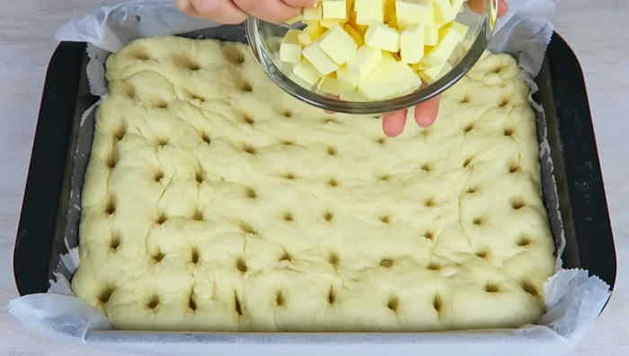 Kalte, gewürfelte Butter in die Mulden geben.