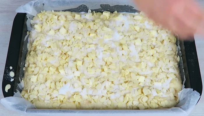 Bei 200°C (Ober-/Unterhitze) ca. 20 Minuten backen, bis der Kuchen goldgelb ist.