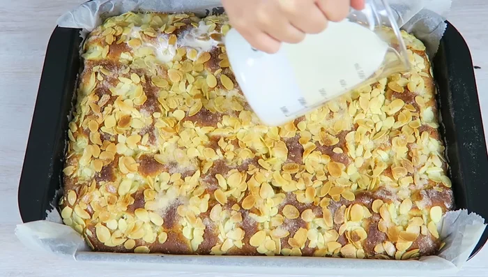 Sofort nach dem Backen Schlagsahne darüber geben.