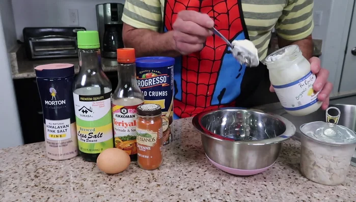 Krabben marinieren: Krabbenfleisch mit Mayonnaise, Ei, Cayennepfeffer, Teriyaki-Sauce, Sojasauce und Himalaya-Salz vermengen. (124.64)