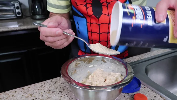 Krabbenmischung mit Semmelbröseln vermengen und für ca. 30 Minuten kühl stellen. (234.72)