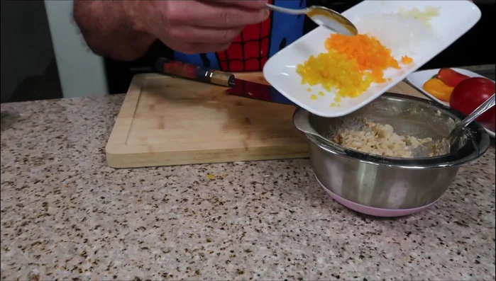 Gemüse zur Krabbenmischung geben und weitere 20-30 Minuten kühl stellen. (302.88)