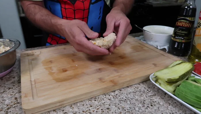 Krabbenkuchen formen und in Butter von jeder Seite ca. 5 Minuten braten. (319.36)