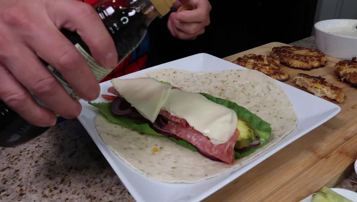 Mit Balsamico-Vinaigrette und Olivenöl beträufeln. (441.919)