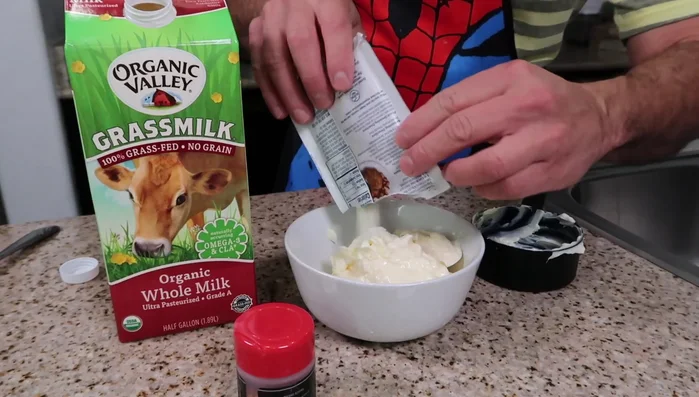 Ranch-Dressing zubereiten: Mayonnaise, Ranch-Gewürzmischung und Milch verrühren. Für ca. 30 Minuten kühl stellen. (84.96)