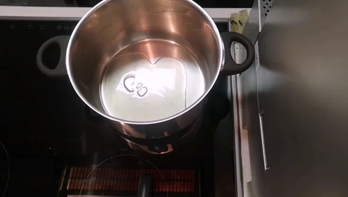 Olivenöl erhitzen, Speckwürfel darin auslassen. Hähnchenklein hinzufügen und anbraten.