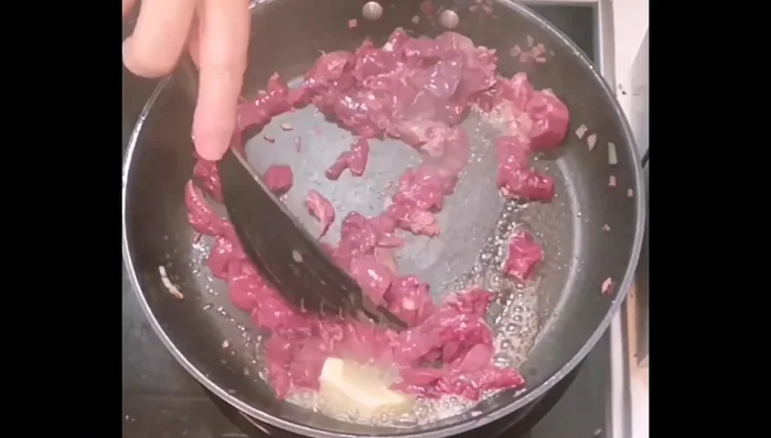 Hähnchenleber in Butter anbraten (ca. 5 Minuten). Mit Salz und Pfeffer würzen.