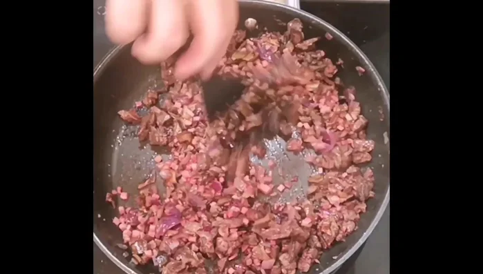 Schinkenwürfel zur Leber geben. Tomaten hinzufügen (ohne Flüssigkeit).