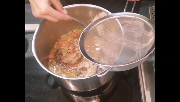 Hähnchenklein aus der Soße nehmen und abseihen. Fleisch zum Schluss wieder hinzufügen.