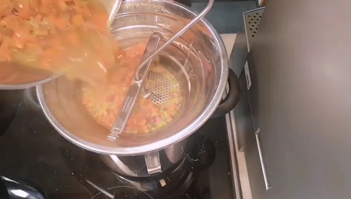 Soße durch ein Sieb/Flotte Lotte streichen. Tomatenmark einrühren.