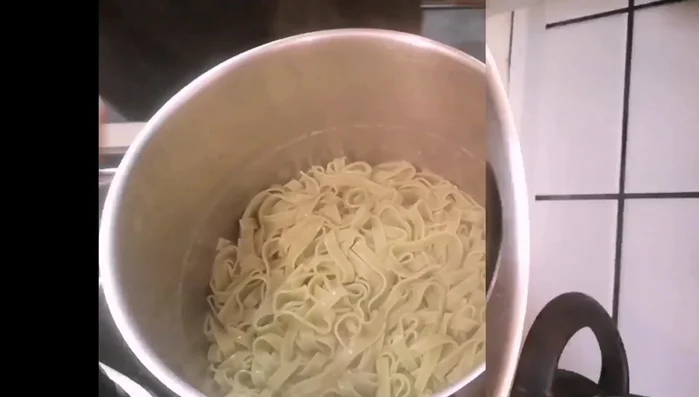 Nudeln kochen. Sobald die Nudeln fertig sind, die Soße unterrühren.