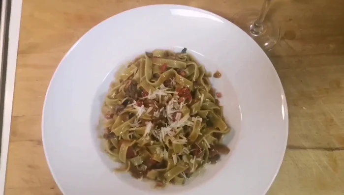 Anrichten und mit Parmesan bestreuen.