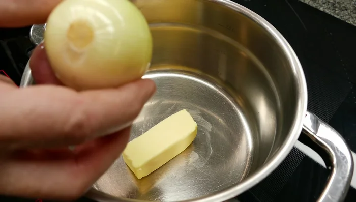In einer separaten Pfanne die Hälfte der Zwiebel in Butter andünsten, mit Pfeffer würzen. (126.01)