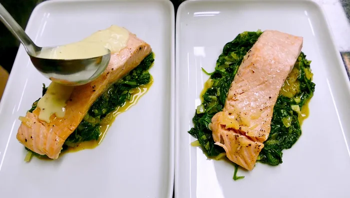 Lachs auf Tellern anrichten, mit der Soße übergießen und mit dem Spinat servieren. (275.349)