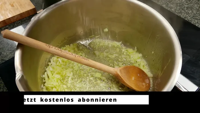 Den gewaschenen Spinat hinzufügen und zusammenfallen lassen. Mit Salz und Pfeffer würzen. (73.77)