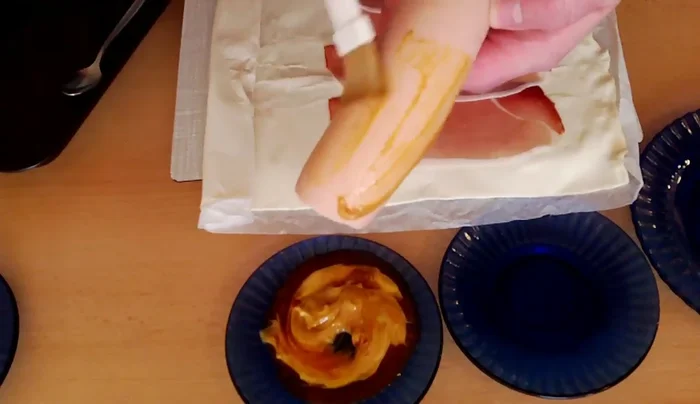 Fleischwurst längs auf den Blätterteig legen.