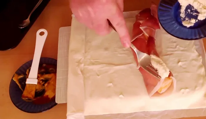 Soße und Meerrettich nach Belieben darüber verteilen.