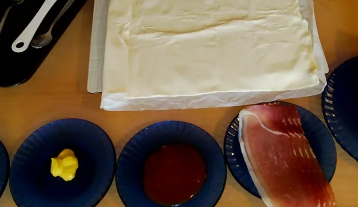 Blätterteig ausrollen und auf eine leicht bemehlte Fläche legen.