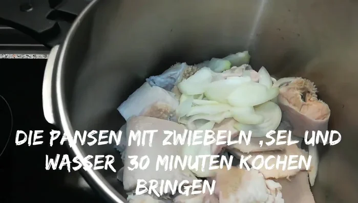 Tomaten hinzufügen (gehackt oder püriert).