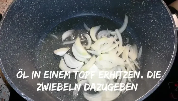 Alles gut vermischen und bei niedriger Temperatur köcheln lassen.