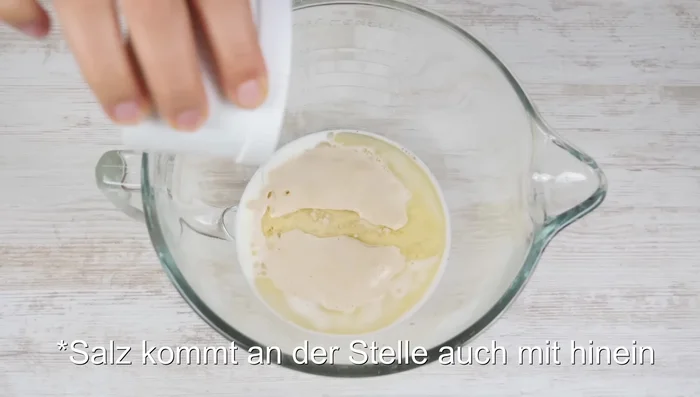 Öl und Eiklar hinzufügen und kurz einrühren.