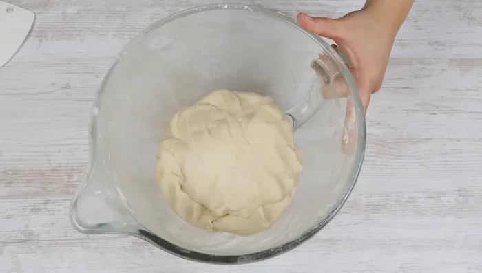 Teig zu einer Kugel formen, abdecken und 30-60 Minuten gehen lassen.