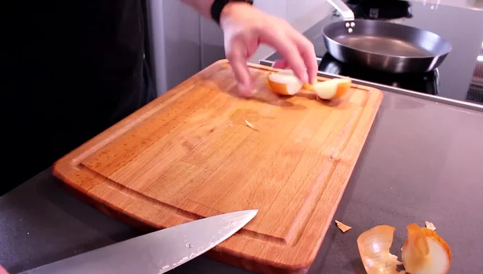 Zwiebel in kleine Würfel schneiden (142.86).