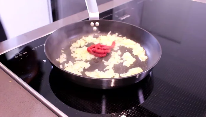 Tomatenmark hinzufügen und kurz anschwitzen (262.71).