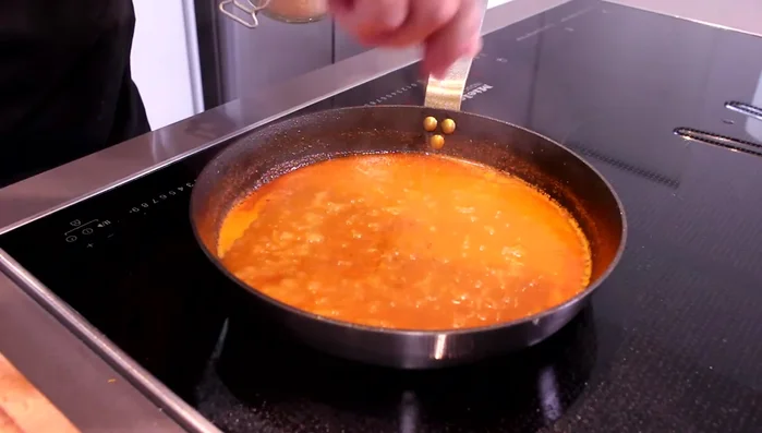 Lammgewürzmischung, Salz, Pfeffer und eine Prise Zucker hinzufügen (300.95).