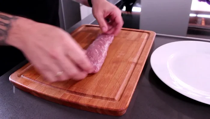 Lammlachs mit Lammgewürzmischung von beiden Seiten würzen (25.89).