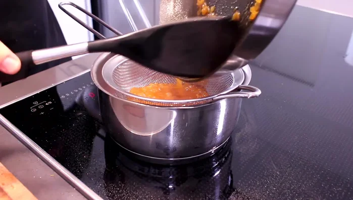 Sauce durch ein Sieb passieren (342.87).