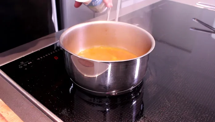 Sauce erneut erhitzen und mit Creme Fraiche verfeinern (376.49).