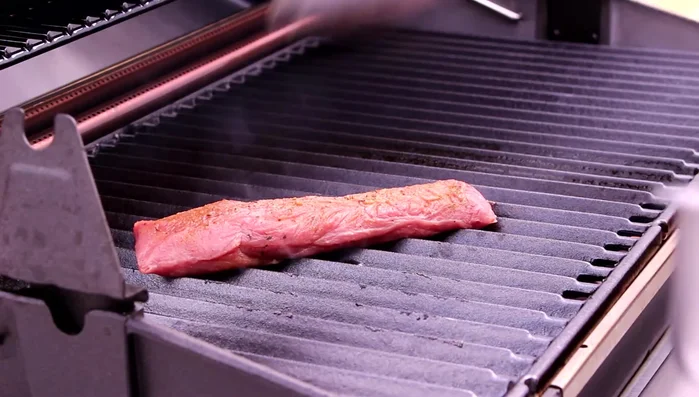 Lammlachs von beiden Seiten ca. 1,5 - 2 Minuten grillen (405.5).