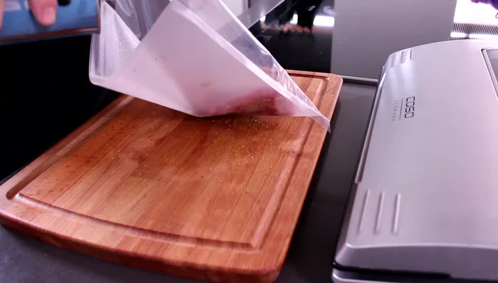 Lammlachs mit Olivenöl, Rosmarin, Thymian und Orangenscheiben in einen Vakuumbeutel geben und für ca. 4 Stunden in den Kühlschrank stellen (65.32).