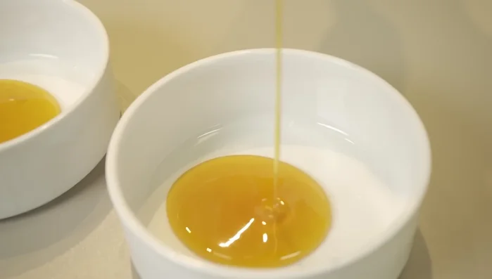 Heißes Karamell in feuerfeste Förmchen gießen.