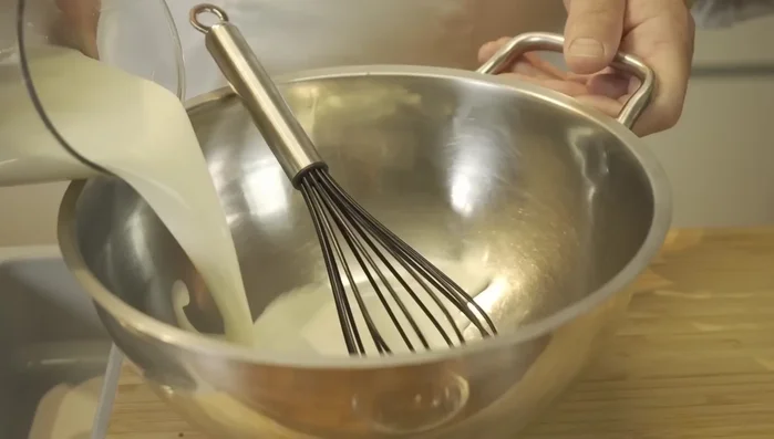 Milch, Sahne, Zucker (50g), Vanilleextrakt und Speisestärke verrühren.