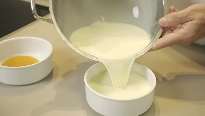 Karamellmasse in die Förmchen gießen.