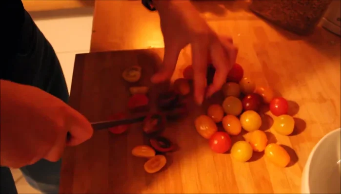 Alle Zutaten (außer Soße und Sonnenblumenkerne) vermengen.