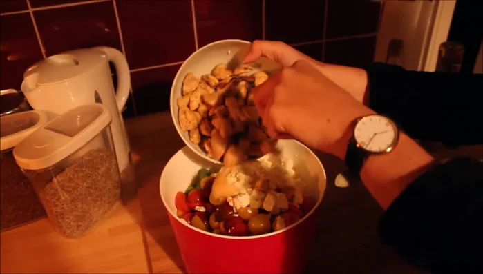 Für die Soße Olivenöl, Kräuter, Salz, Pfeffer, eine Messerspitze Zucker und Zitronensaft verrühren.