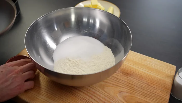 Für den Mürbeteig Mehl, Zucker, Vanillezucker, Backpulver, Salz und Zitronenabrieb vermischen. (264.479)