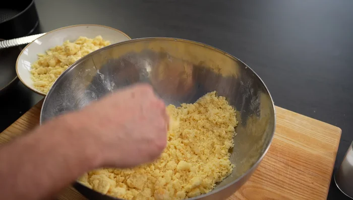 Ein Drittel des Teigs für die Streusel beiseitelegen und kalt stellen. (351.759)