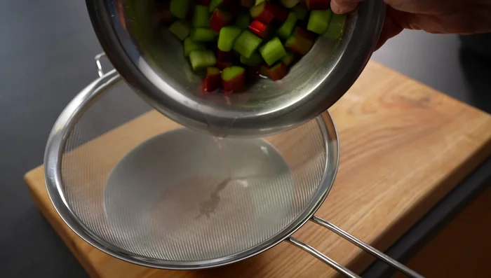 Abgetropften Rhabarber auf dem Teig verteilen. (433.68)