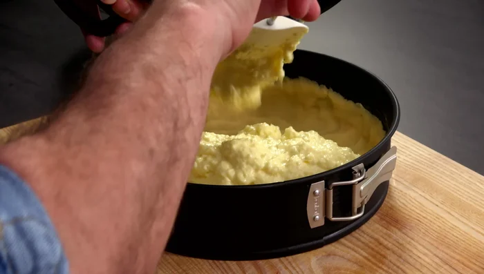 Bei 170-180°C (Ober-/Unterhitze) ca. 45 Minuten backen (ggf. nach der Hälfte der Backzeit auf 180°C erhöhen). (447.599)