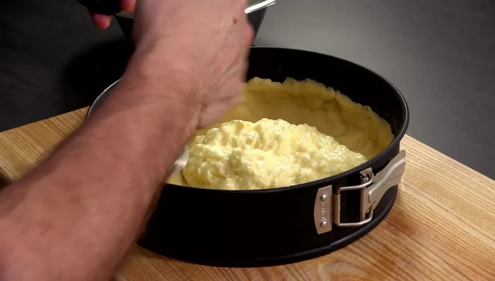 Pudding gleichmäßig auf dem Rhabarber verteilen. (456.039)