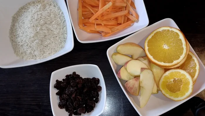 Füllung vorbereiten (genaue Zubereitung nicht im Transcript): Die Füllung (möglicherweise mit Rosinen und Nüssen) wird zubereitet.