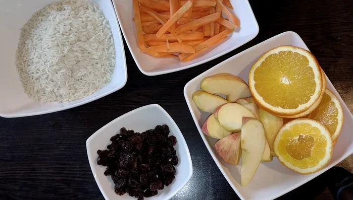 Die Ente füllen: Die vorbereitete Füllung wird in die Ente gegeben.