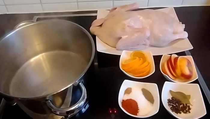 Marinade zubereiten: Orange und Apfel werden klein geschnitten. Die Marinade besteht aus Salz, Pfeffer, Paprika, Muskatnuss. Die Mischung wird mit Wasser vermischt.