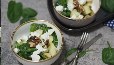 Spinat-Salat mit Birne & Nüssen: Rezept für süßes Senf-Dressing