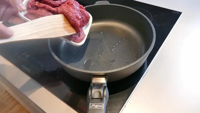 Fleisch in einer Pfanne mit etwas Öl anbraten. Nicht würzen! (135.12)